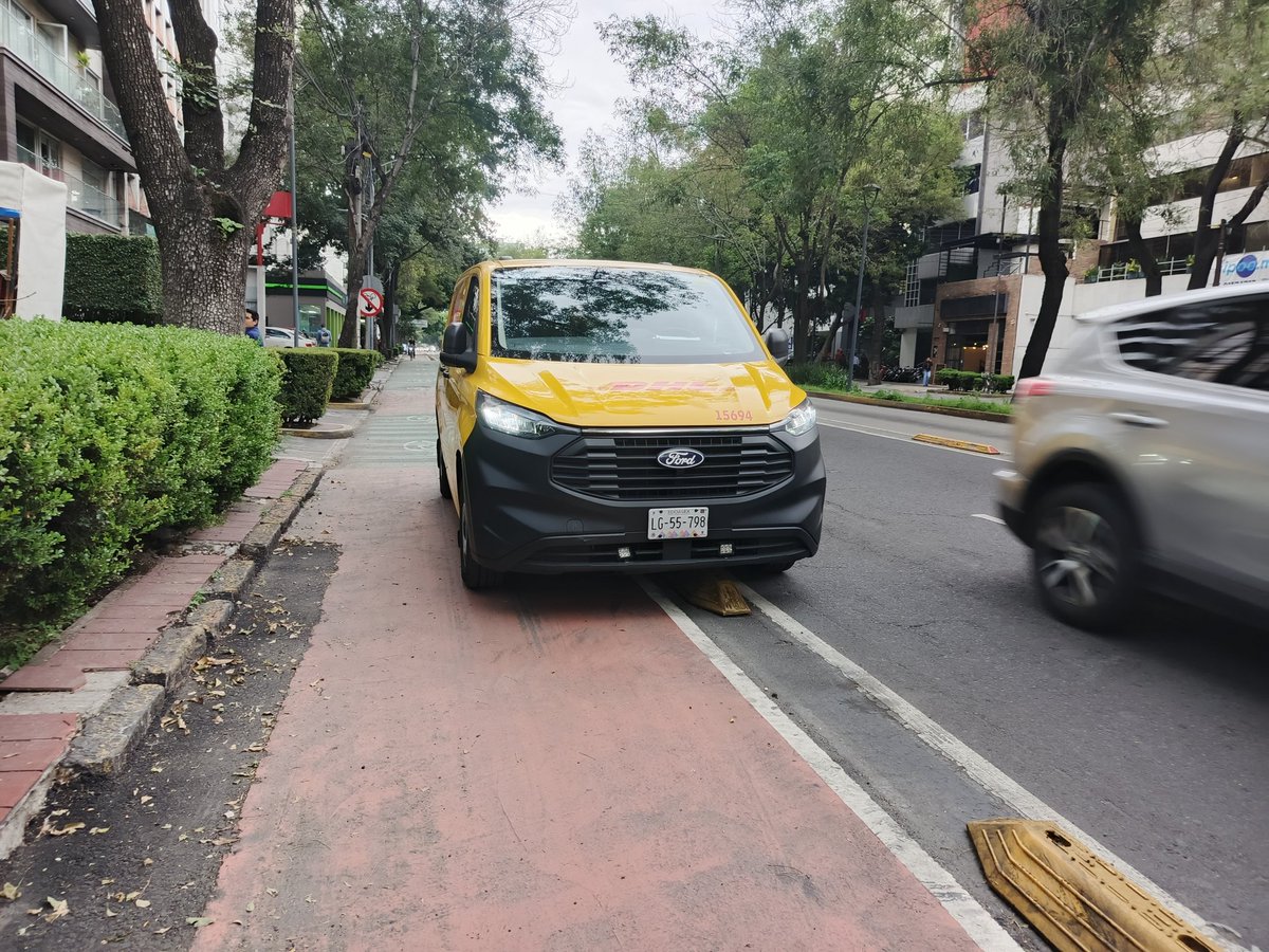 Hay muchos invadiendo la ciclovia de insurgentes, si están haciendo su trabajo? <a href="/SSC_CDMX/">SSC CDMX</a> <a href="/UCS_GCDMX/">Unidad de Contacto del Secretario SSC CDMX</a> . Favor de infraccionar y retirar, Av Insurgentes, poco despues de Juventino Rosas dirección sur.
