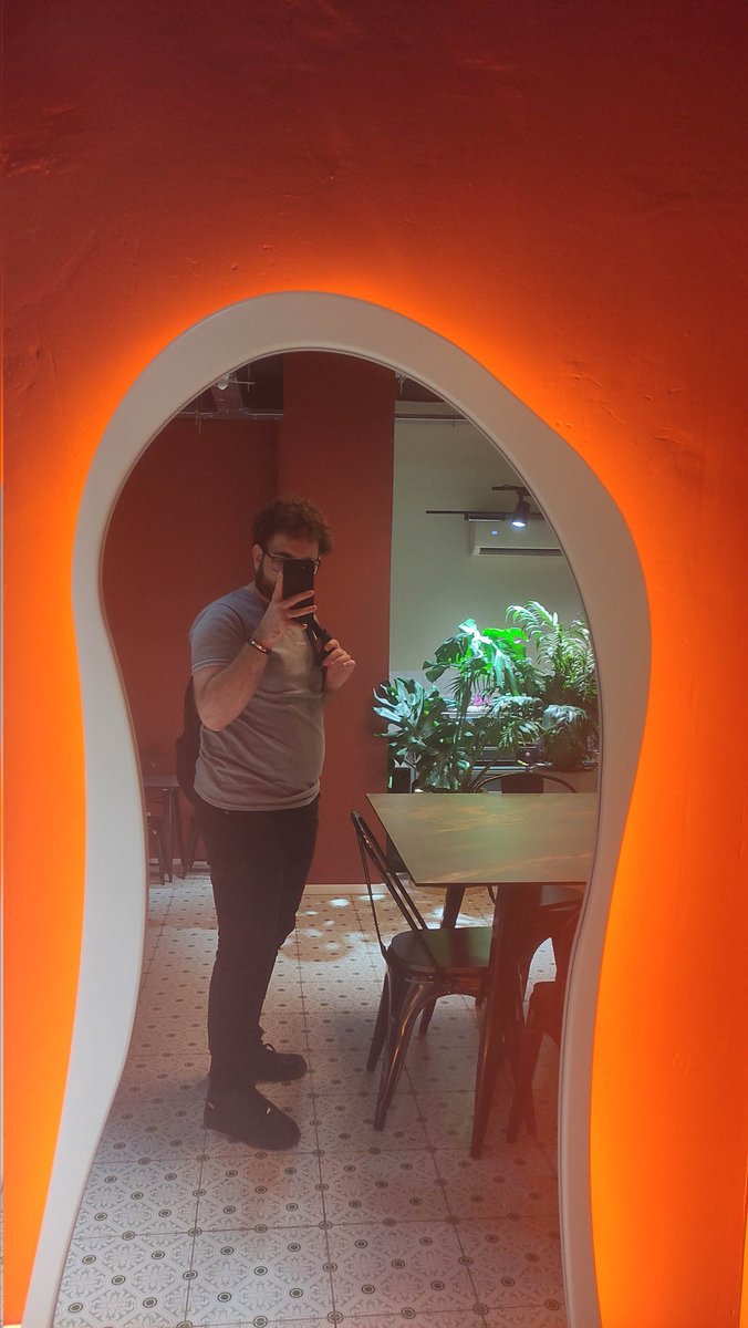 nikoghalam's tweet photo. اینم بنده. دوتا گذاشتم، یکیش رو هر کاری میکنم نمی‌تونم پروفایل عوض کنم. https://t.co/9M9qGJufRC