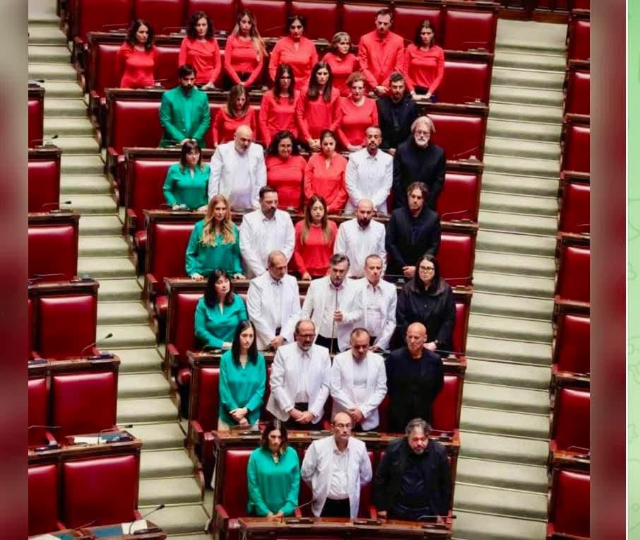 Diputados Italianos Convierten el Parlamento en un Símbolo de Libertad

Parlamentarios del M5S visten la bandera palestina en una protesta silenciosa: “Esta es la bandera de todos los que luchan por la libertad.”