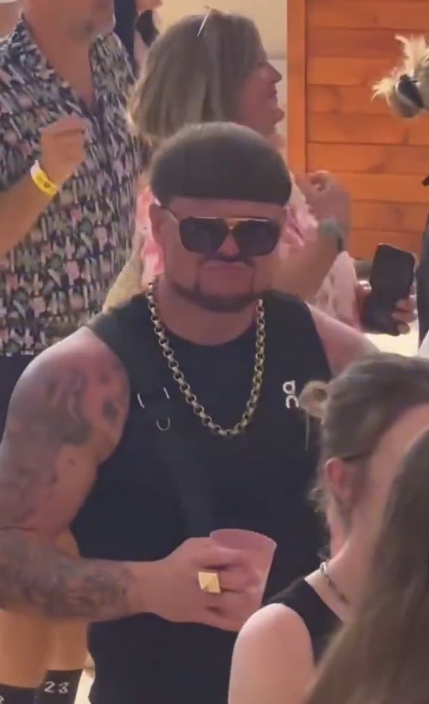 This is <a href="/MustStopAnt/">Ant 🐜</a> 

He bought Chainlink in 2017 before it did a 5000x

He built one of the greatest crypto empires this space has ever seen

From luxury cars to mogging the bears calling bottoms

Heres the untold story of his rise to fame and how he made 30 billion $

1/15