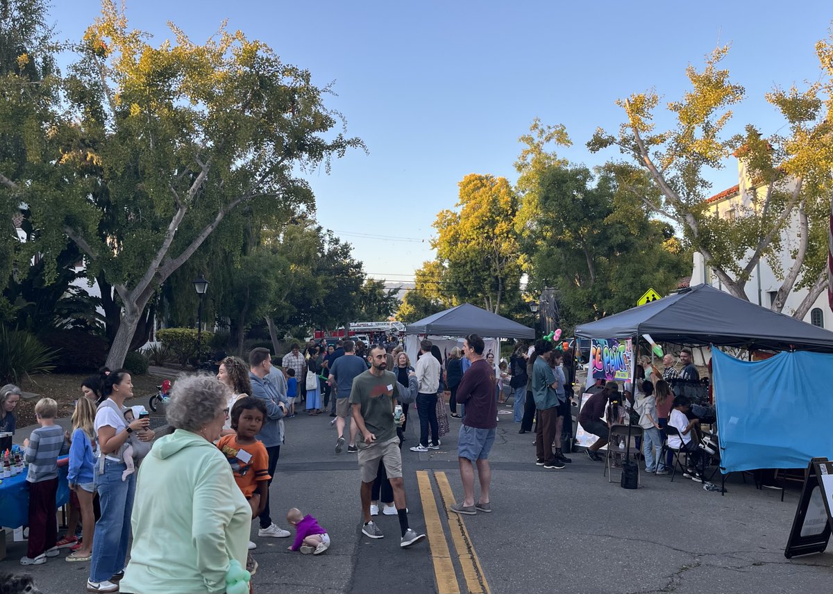 ✨What a night, Alameda!✨
From one end of the island to the other, our community showed up in full force for #NationalNightOut2025. 
Until next year!