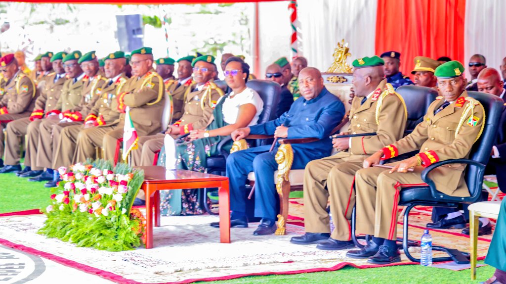 BLACKMEDIA10265's tweet image. Le chef de l&apos;État, @GeneralNeva , a honoré la cérémonie d&apos;ouverture de l&apos;année académique à l&apos;Académie militaire #ISCAM.  La 54è promotion a été officiellement admise à l&apos;académie et la 49e promotion a reçu ses certificats.
@UbumweHebdo 
@fdnbbi 
@NtareHouse