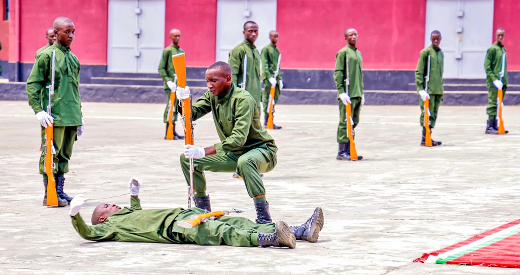 BLACKMEDIA10265's tweet image. Le chef de l&apos;État, @GeneralNeva , a honoré la cérémonie d&apos;ouverture de l&apos;année académique à l&apos;Académie militaire #ISCAM.  La 54è promotion a été officiellement admise à l&apos;académie et la 49e promotion a reçu ses certificats.
@UbumweHebdo 
@fdnbbi 
@NtareHouse