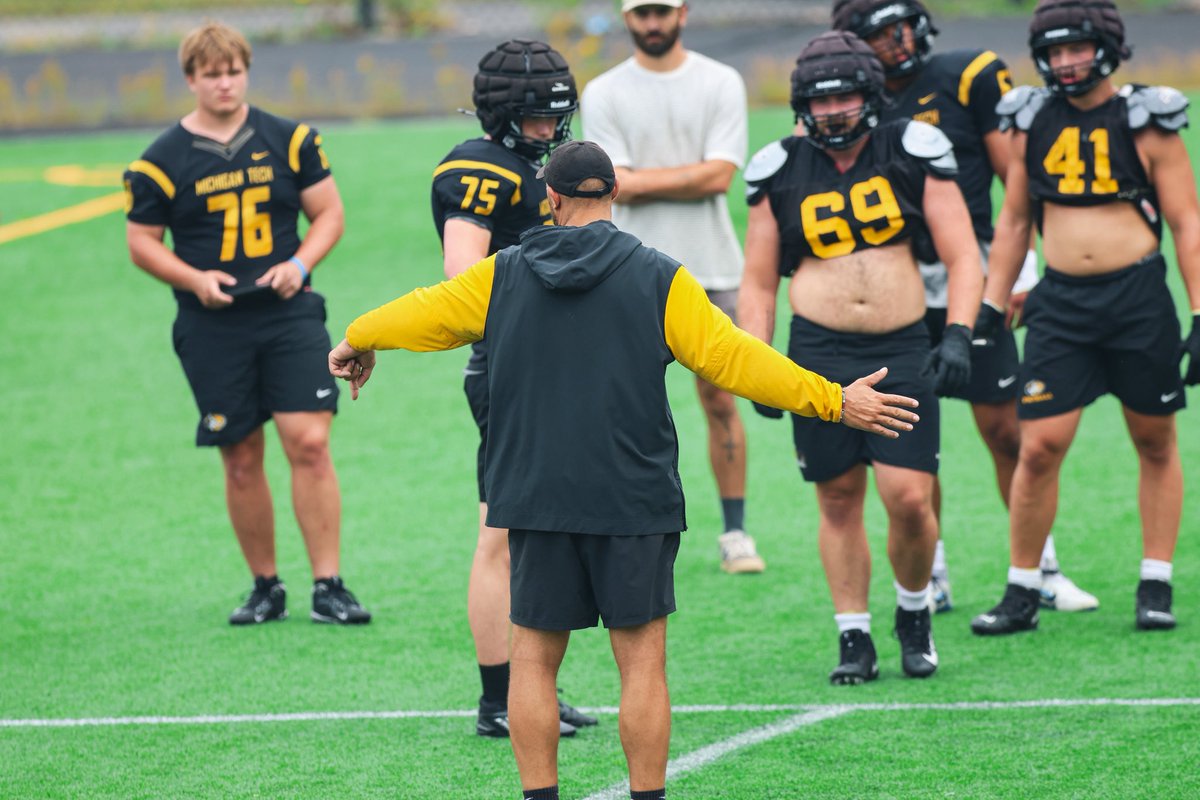 First day with the pads on 😤

#CRTD | #FollowTheHuskies