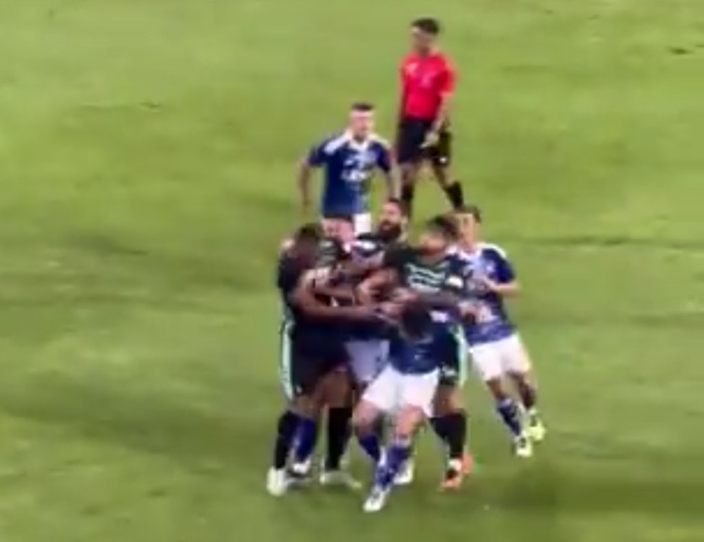 Maluco chegou dando soco no companheiro de equipe ahhahahahahhahahahhahahahah 

#CriseNoVestiario