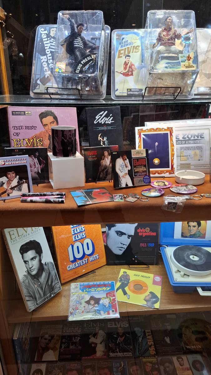 Me gustan las galerías porque son como cápsulas del tiempo. Ayer estuve en Galería del sol y me encontré con el Elvis shop de Carlos Rodríguez Ares.