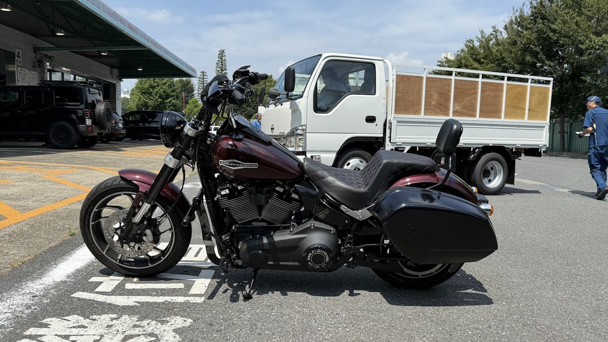 おはようごさいます

今年１番暑かった日の翌日にバイクのユーザー車検🥵
車検場の中って実はノーヘルOKなんです

でも順番待ち列は絶対40℃越えてた！🤮
空調服を着込んで何とか乗り切りましたが、
外で終日検査する試験官はホント大変そう🥹

無事終了🈴
また2年よろしくなー😎👍