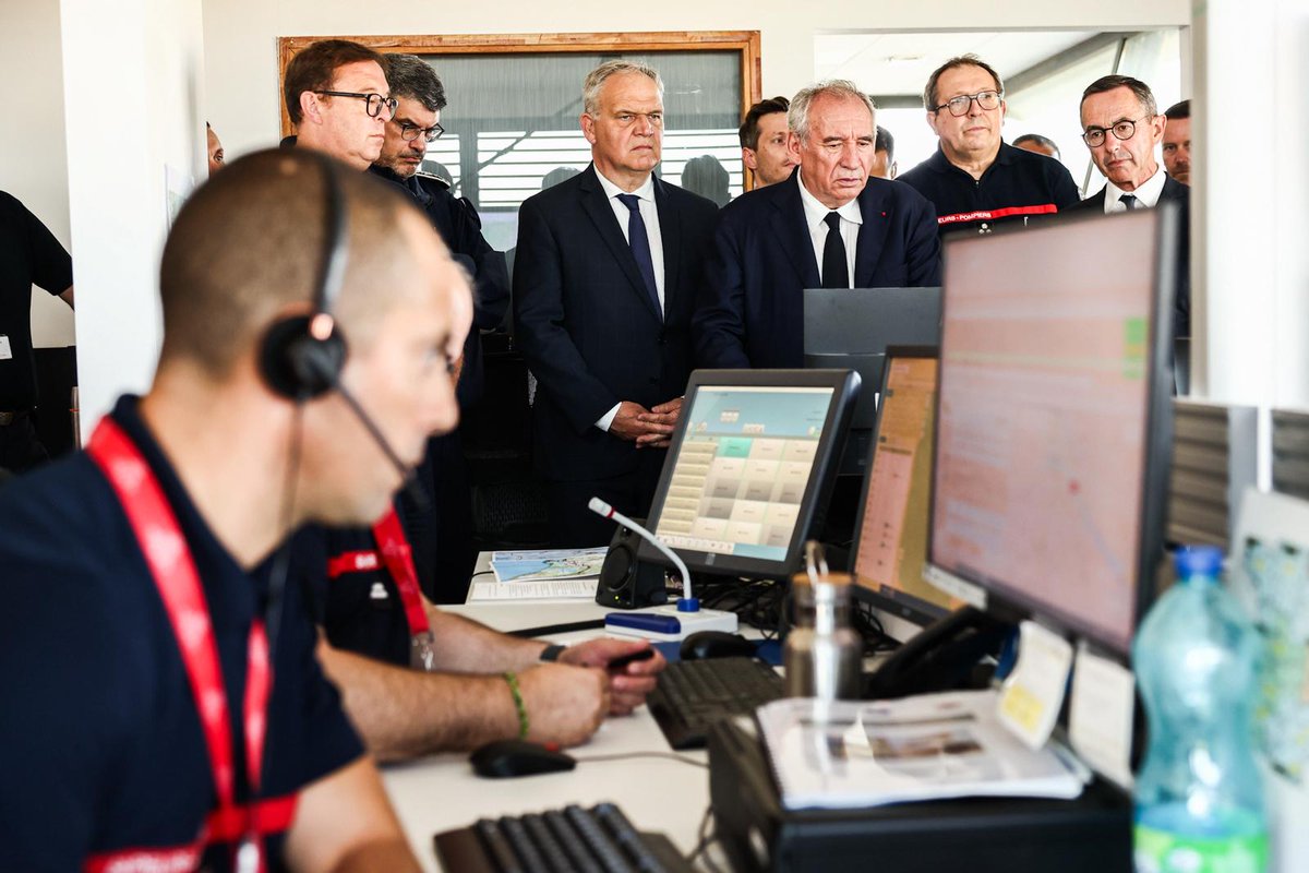 fnb_officiel's tweet photo. Dans l'#Aude avec François @bayrou et @BrunoRetailleau, aux côtés des forces de secours et de sécurité engagées dans la lutte contre le plus important feu de forêt de l'été à ce stade. Je leur ai redit mon soutien et ma gratitude pour leur courage face aux flammes. https://t.co/dGoewzEqvL