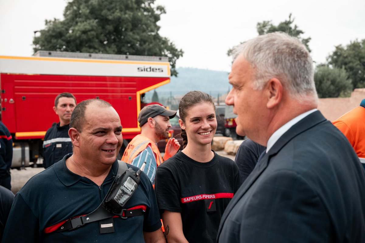 fnb_officiel's tweet photo. Dans l'#Aude avec François @bayrou et @BrunoRetailleau, aux côtés des forces de secours et de sécurité engagées dans la lutte contre le plus important feu de forêt de l'été à ce stade. Je leur ai redit mon soutien et ma gratitude pour leur courage face aux flammes. https://t.co/dGoewzEqvL
