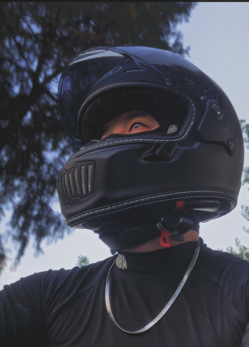 Azhennn2's tweet image. “要走吗？朋友”
“是的，码头的薯条，不会留给颓废的鸟”