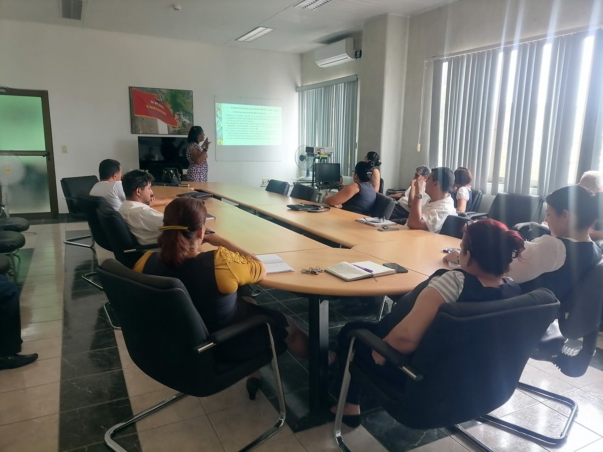 🏆El Premio a la Excelencia por la Calidad, constituye un galardón que busca las mejores prácticas sobre la materia entre el empresariado, un tema en el que la profesora Arenaida Manzanares Horta, especialista de la <a href="/citmacuba/">Ministerio de Ciencia, Tecnología y Medio Ambiente</a> intercambió en <a href="/ETECSA_Cuba/">ETECSA</a> #Camagüey 👩‍🏫