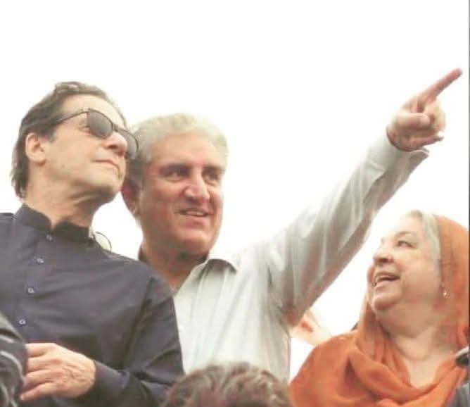 اور مجہ کو سولی پہ چڑہا کر بہی دکہی ہے دنیان 
وہ میری موت نہیں آنکہوں میں ڈر مانگتی ہے
#🤐🇵🇰
#releaseimrankhan
#releaseSMQ