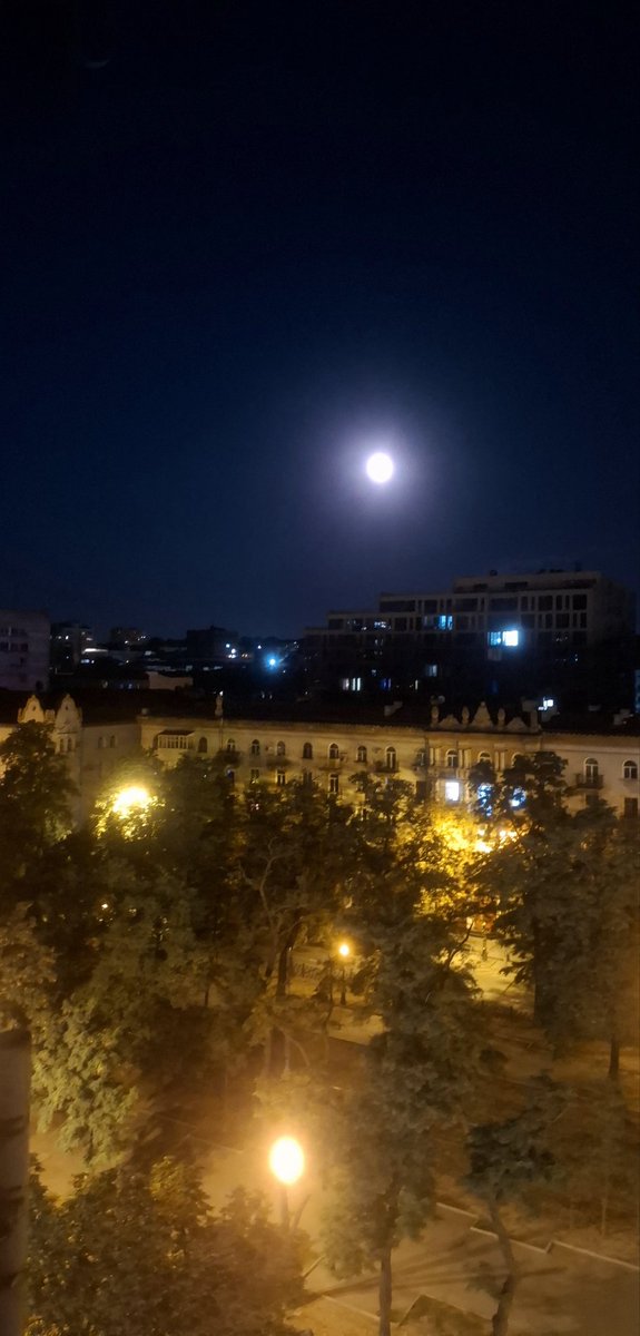 Очень красивая почти полная луна 🌕. 
Небо реально небесной красоты сегодня.
Насолода.