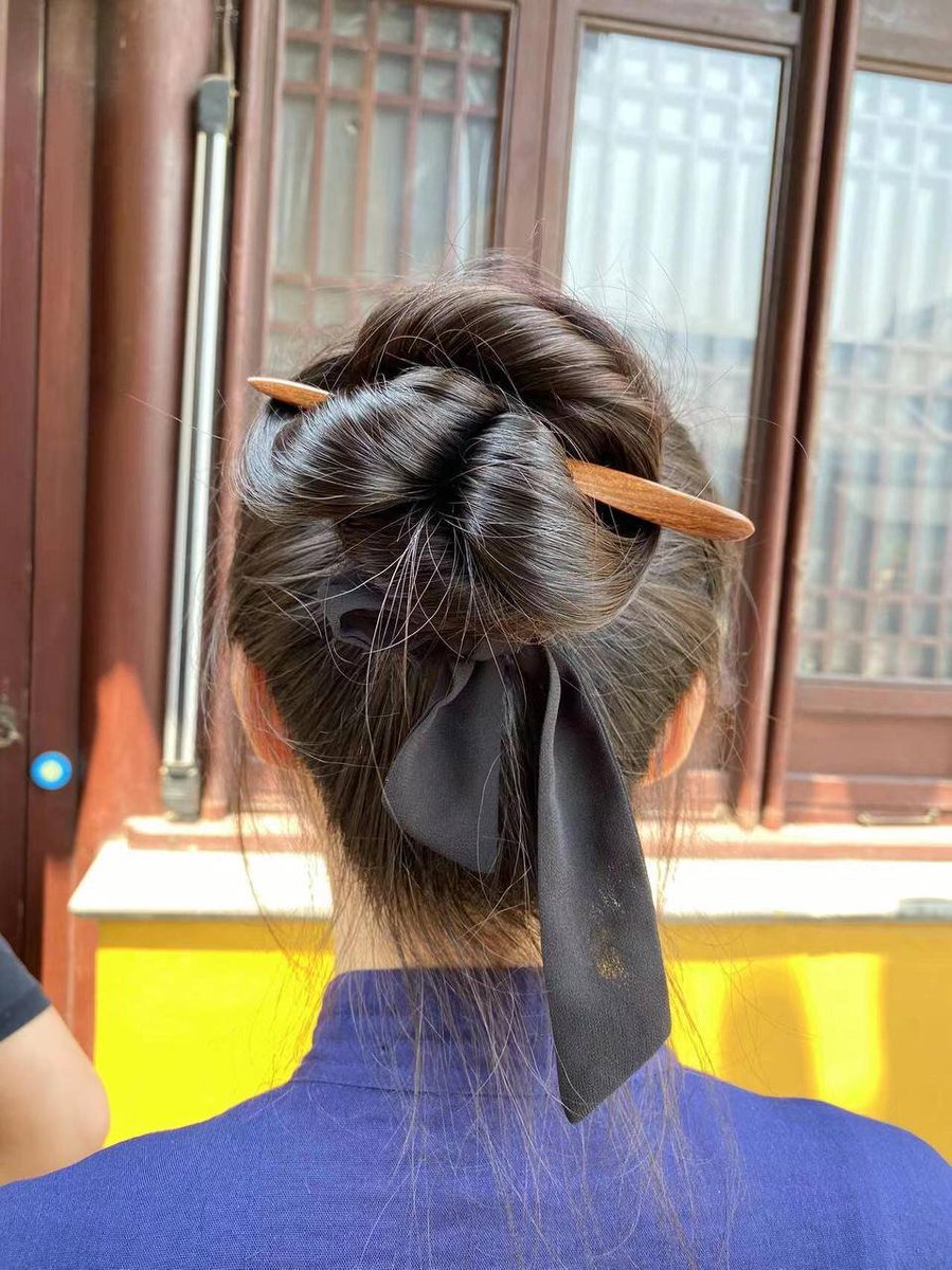 师兄给我扎的太极髻。

是不是勉强也算仙风道骨～