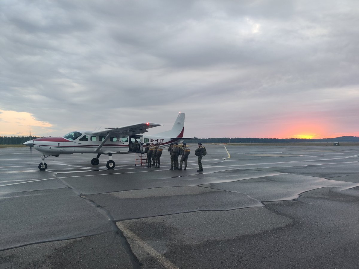 EnricoAnnus's tweet image. Laskuvarjojääkärit hyppäsivät tänään ensimmäiset hypyt @UtinJR. Hypyt huipentuivat barettien jakoon ja sen jälkeiseen barettijuoksuun. Kannustushuudot, #NH90 ylilento ja viileä suihku saivat aikaan näyttäviä loppukirejä.

Lämpimät onnittelut baretista🫡

#FINSOF #Excelsior #UTJR