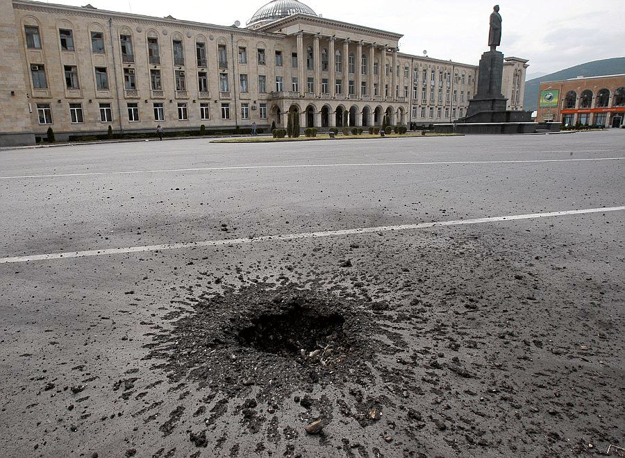 GGuleuri's tweet image. 17 years ago today, Russia launched a full-scale war against Georgia.
In just five days, hundreds of civilians were killed and thousands were forced to flee their homes.
The August War was yet another reminder of who the real enemy is.

#7August2008 #RussiaIsAnOccupier #Georgia