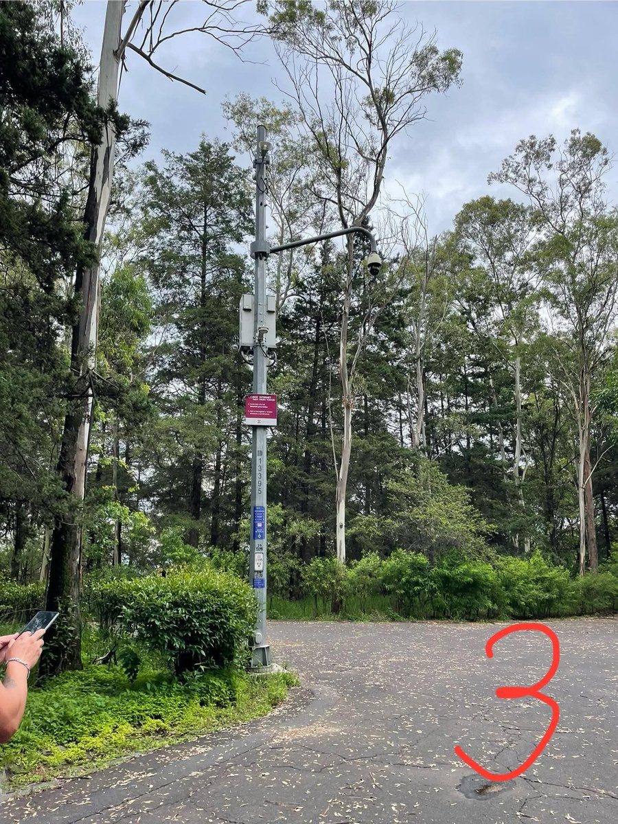 #DenunciaCiudadana

Hoy, alrededor de las 12:39 p.m., un hombre desnudo (solo llevaba gorro y cubrebocas) se le apareció a una corredora en el Bosque de Tlalpan, justo pasando los baños de La Escondida 1.

📍 La primera vez lo vio en la zona de los troncos (Foto 1). Al cambiar de