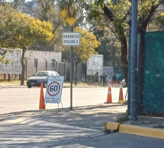 Colegio Taborín, hoy 6/8/25, otra genialidad de tránsito, cartel de 60kms (con cartel de Despacio Escuela arriba), a 50mts del cole en pleno horario de salida de los alumnos, impresentables, después dicen que su función es "educar" <a href="/Cadena3Com/">Cadena 3 Argentina</a>  <a href="/eldoceoficial/">eldoce</a>  <a href="/radiomitrecba/">Radio Mitre Córdoba</a>