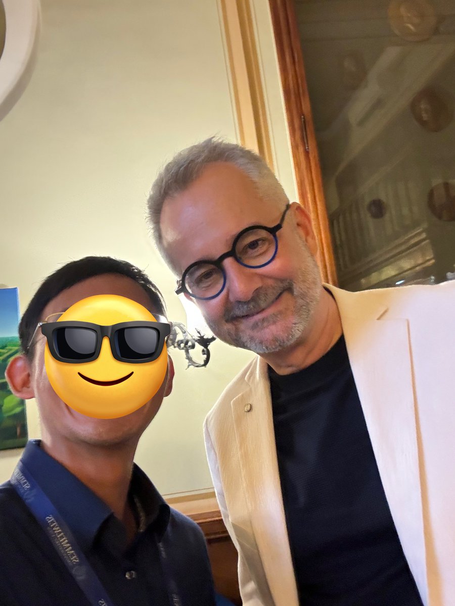 ถ่ายรูปกับดาราท่านหนึ่ง 🥺 Albert-László Barabási คนที่คิด algorithm ที่ใช้ generate random scale-free network ไม่เคยเข้าใจว่าติ่งที่มาอดทนรอดาราตั้งแค่ตี 5 สรุปฉัน บินข้ามประเทศมา 3 ชั่วโมง มารอ 1 อาทิตย์ล่วงหน้า ตื่นมาเรียนทุกวัน เพื่อได้เจอและถ่ายรูป 1 แชะ … ฟินนนน