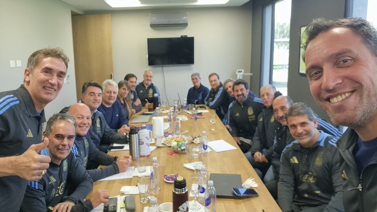 Hoy se llevó a cabo, en el Edificio CTDA, la reunión de todos los integrantes de la DNA con el objetivo de observar lo realizado hasta el momento y planificar las tareas para lo que resta del 2025 y el comienzo del 2026.