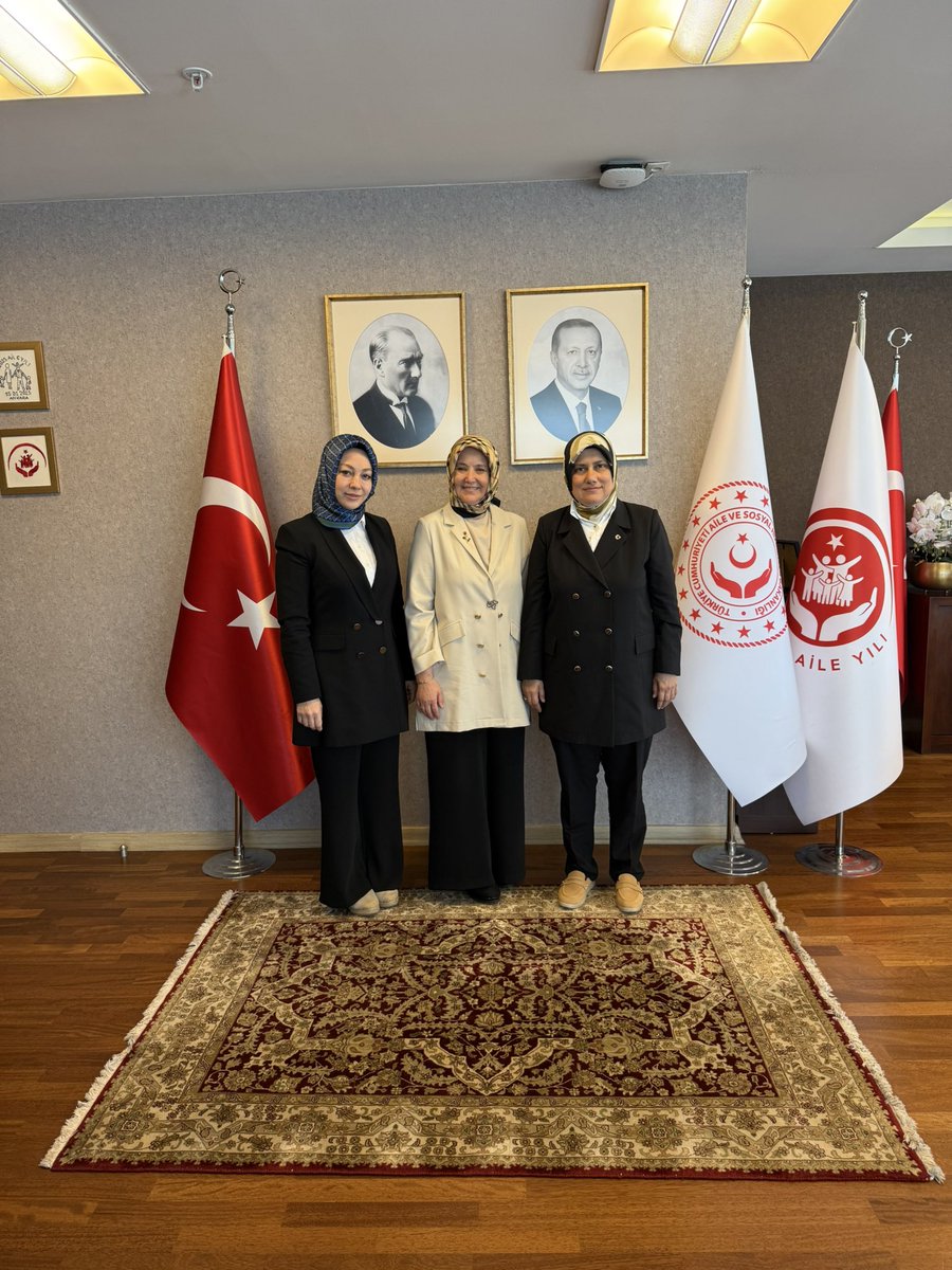 Hülya Taşcı 🇹🇷 (@hulya_tasci57) on Twitter photo Aile ve Sosyal Hizmetler Bakan Yardımcımız Değerli <a href="/LemanYenigunAk/">Leman Yenigun</a>’ı, önceki dönem İl Yönetim Kurulu Üyemiz, kıymetli başkanım <a href="/EmineAyhan34/">Emine Ayhan</a> ile birlikte makamında ziyaret ettik.
Değerli Bakanımıza güler yüzü ve samimi sohbeti için çok teşekkür ediyoruz. Aile ve Sosyal Hizmetler Bakan Yardımcımız Değerli <a href="/LemanYenigunAk/">Leman Yenigun</a>’ı, önceki dönem İl Yönetim Kurulu Üyemiz, kıymetli başkanım <a href="/EmineAyhan34/">Emine Ayhan</a> ile birlikte makamında ziyaret ettik.
Değerli Bakanımıza güler yüzü ve samimi sohbeti için çok teşekkür ediyoruz.