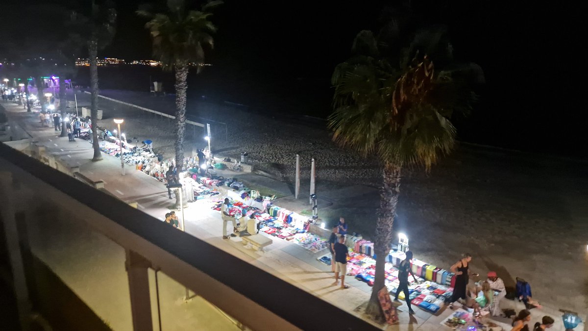 cescfran_1979's tweet photo. @ajcambrils #ajuntafems... des de l'apartament no puc anar a la platja. A la 1 fan soroll i es difícil dormir.  Gràcies als municipals https://t.co/cCztFu8NgE