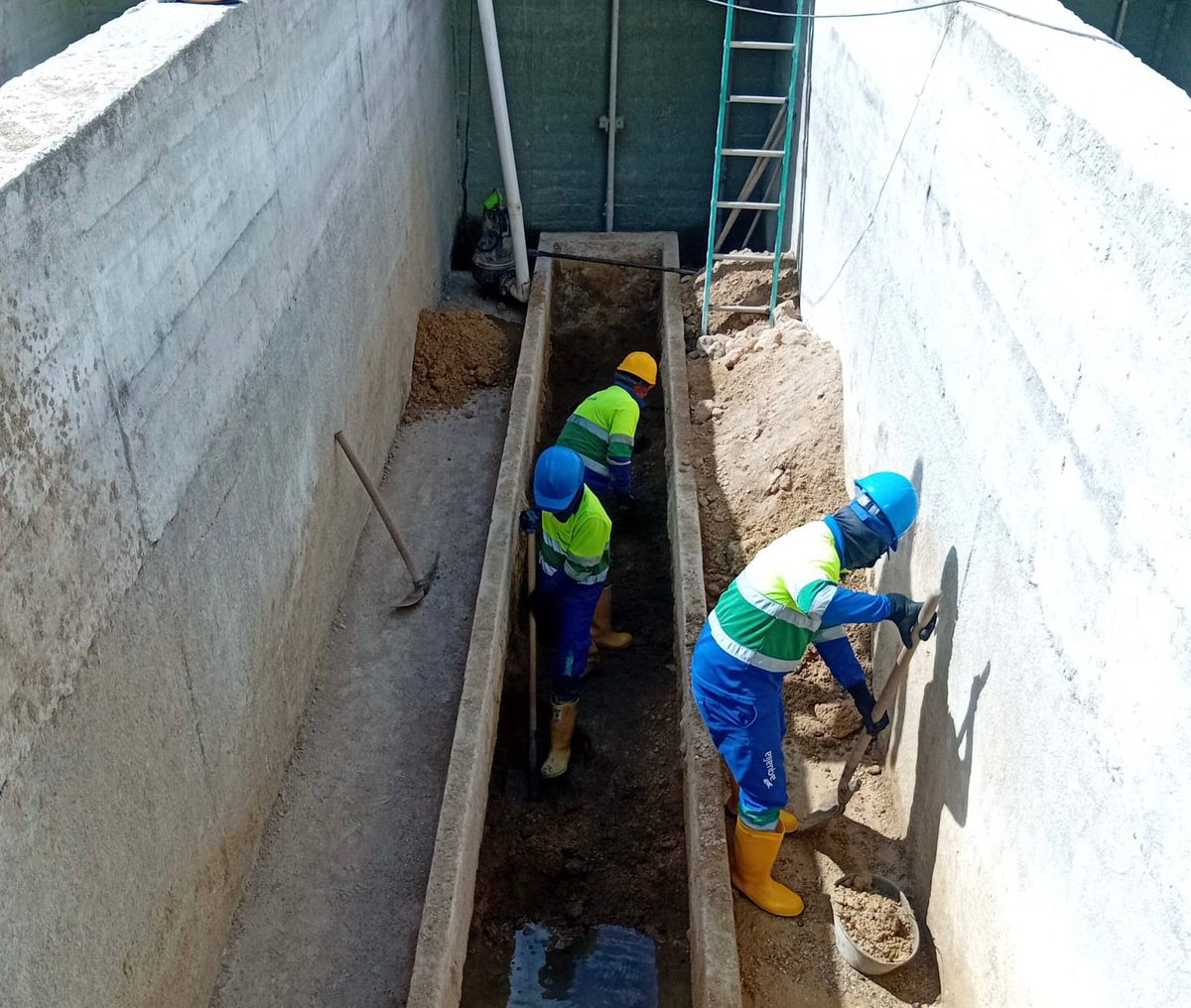 Nuestro equipo está trabajando en el reemplazo de material en los filtros de la Planta de Tratamiento. Esta labor es clave para garantizar un mejor proceso de filtración y la calidad del agua para todos.