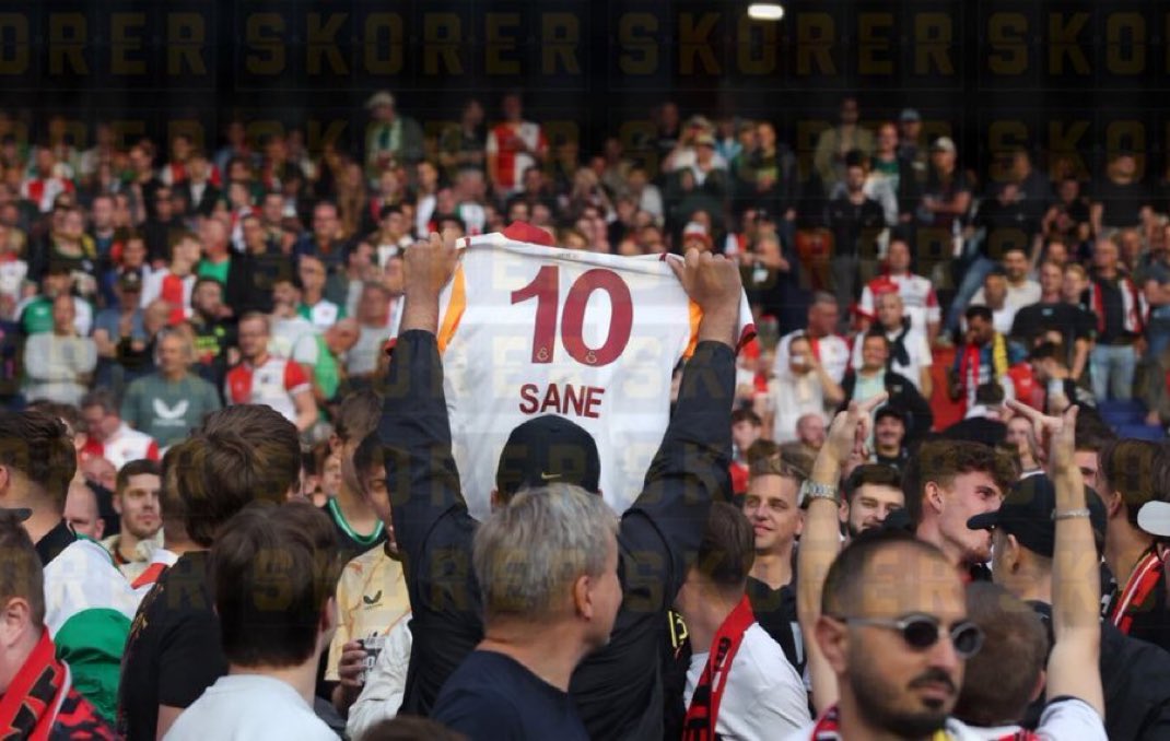Feyenoord taraftarları, Fenerbahçe maçında Galatasaray forması açtı.
