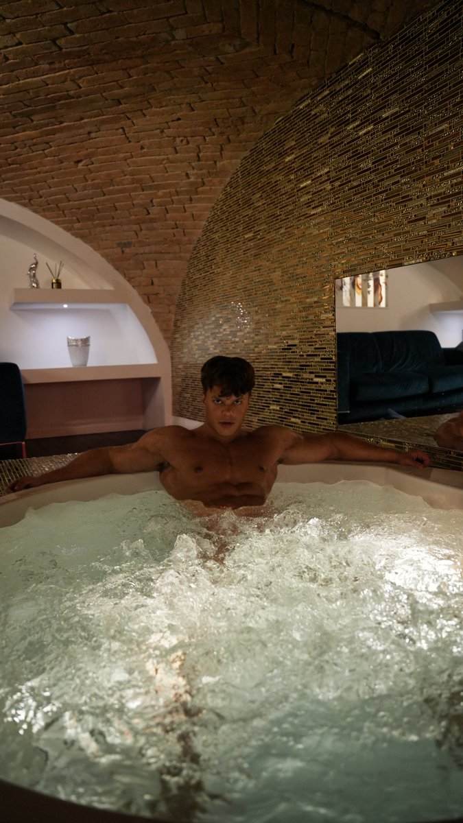 Hop in the Jacuzzi with me? 💦💦