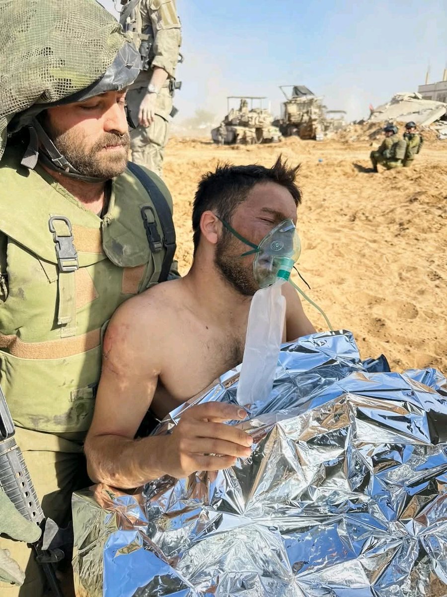 خانيونس – استهداف ناقلة عسكرية عصر اليوم، أسفر عن نجاة جندي واحد فقط هو إيدي أوفيد. بقية الطاقم سقطوا، والحكومة تلتزم الصمت.