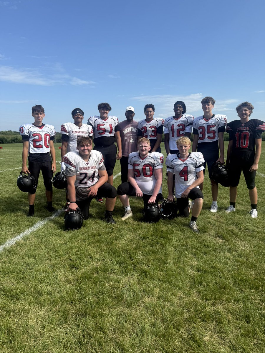 Circleville_FB's tweet photo. Pickerington Central and Ohio State Alum, Jamie Wood stopped by practice today! His talk helped keep our feet on the ground 🏈 https://t.co/iWHHGT52Zr