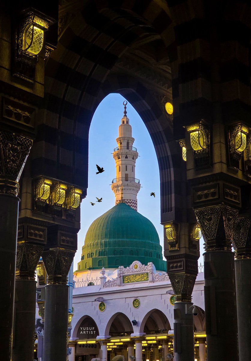 "Görse cemâlin gözüm, pâyine sürsem yüzüm, 
Yok sana lâyık sözüm, sallî ve sellim aleyh."