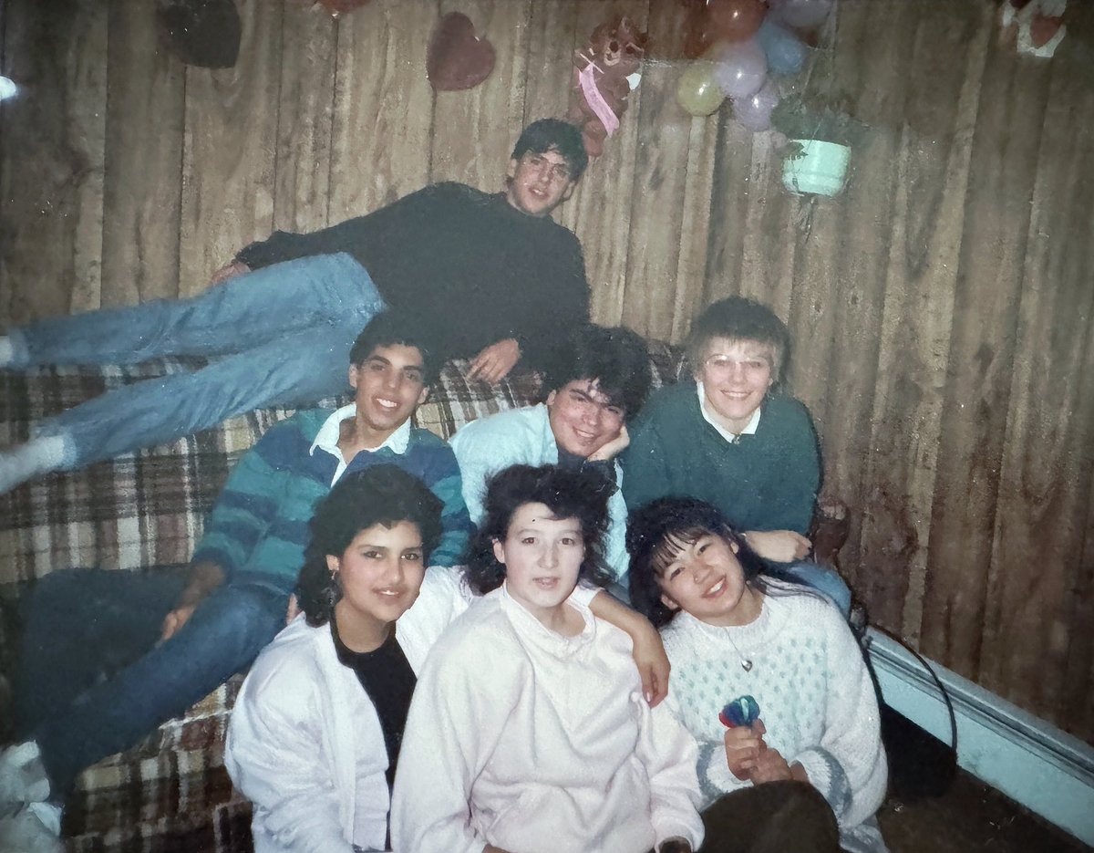 1989. Small town USA 🇺🇸 
I was one of those exchange students: 🇨🇴 🇨🇱 🇵🇹 🇩🇪 🇧🇴 🇮🇹 🇯🇵
Not privilege! It was family sacrifice, trust, and belief in the power of exchange.
Still shaping who I am + what I do today
#ExchangeMatters #BridgeUSA 🌍