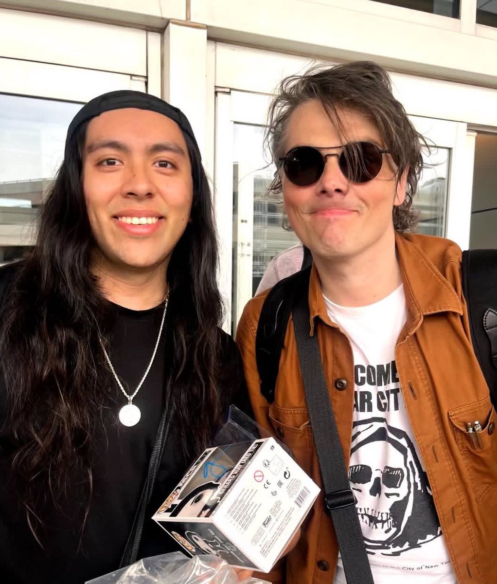 gorebugs's tweet photo. THE GLASSES!!! THE HAIR!!! https://t.co/LYSdYSNCiN