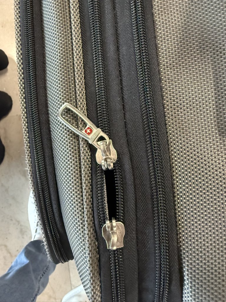 Lo haré público el nombre del Capitán es José Méndez vuelo VB4176 .

Contexto :

Estando sentado en el asiento 1F el primer oficial se acercó para pedirme que mi backpack pequeño que tenía bajo mi asiento lo pusiera arriba, a lo cual le contesté que frente a mi había una mampara
