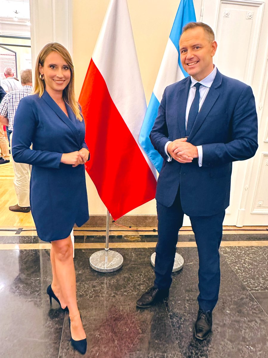 Wrzesień 2024- 
wtedy zapytałam <a href="/NawrockiKn/">Karol Nawrocki</a> czy przyszły Prezydent Polski zrobi sobie ze mną zdjęcie? To było po spotkaniu, które prowadziłam  dzięki  <a href="/ipngovpl/">Instytut Pamięci Narodowej</a> (obecny Prezydent RP) był zaskoczony,bo nie był oficjalnie kandydatem. Jak się okazuje przeczucie mnie nie myliło🇵🇱