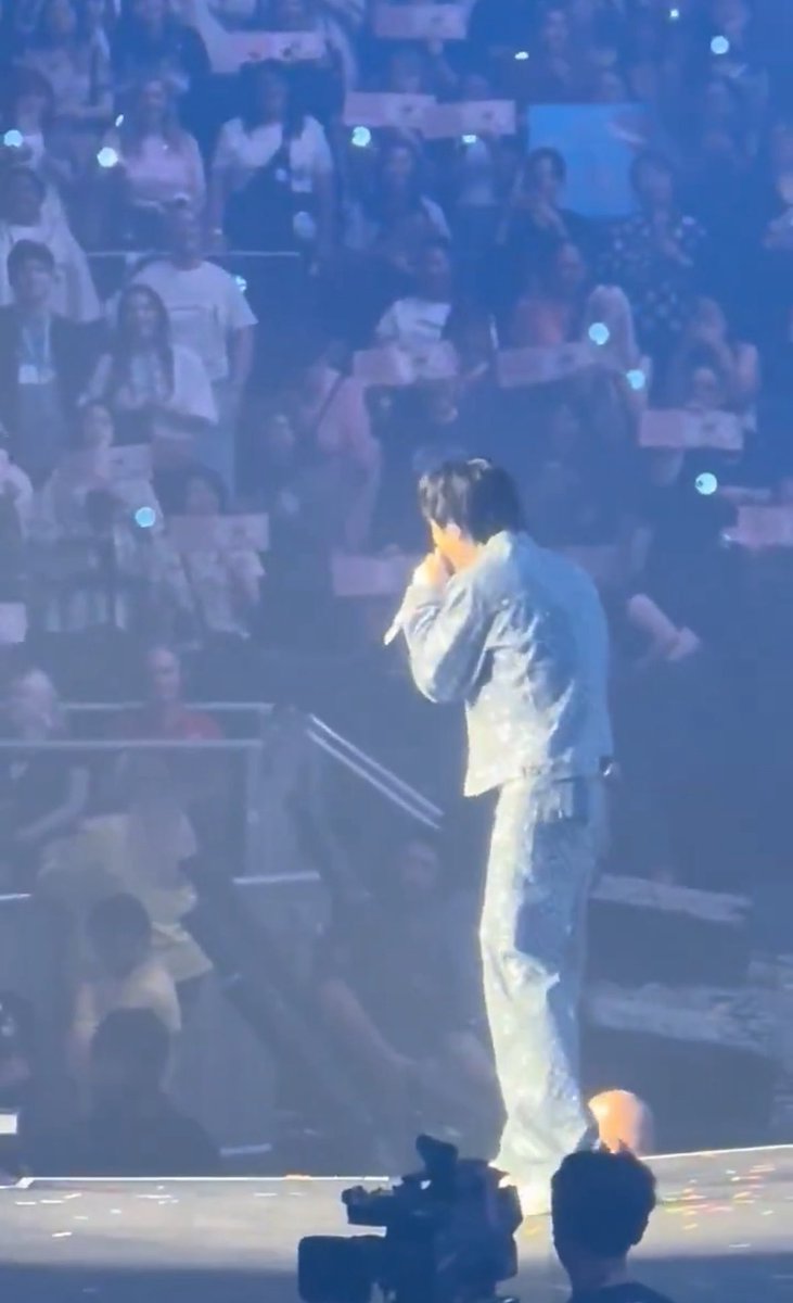 nicknamefairy's tweet photo. [New Nickname]

We crowned Jin ‘London Princess’ 👑 tonight

#RUNSEOKJIN_epTOUR_LONDON https://t.co/i06AE9vX0o