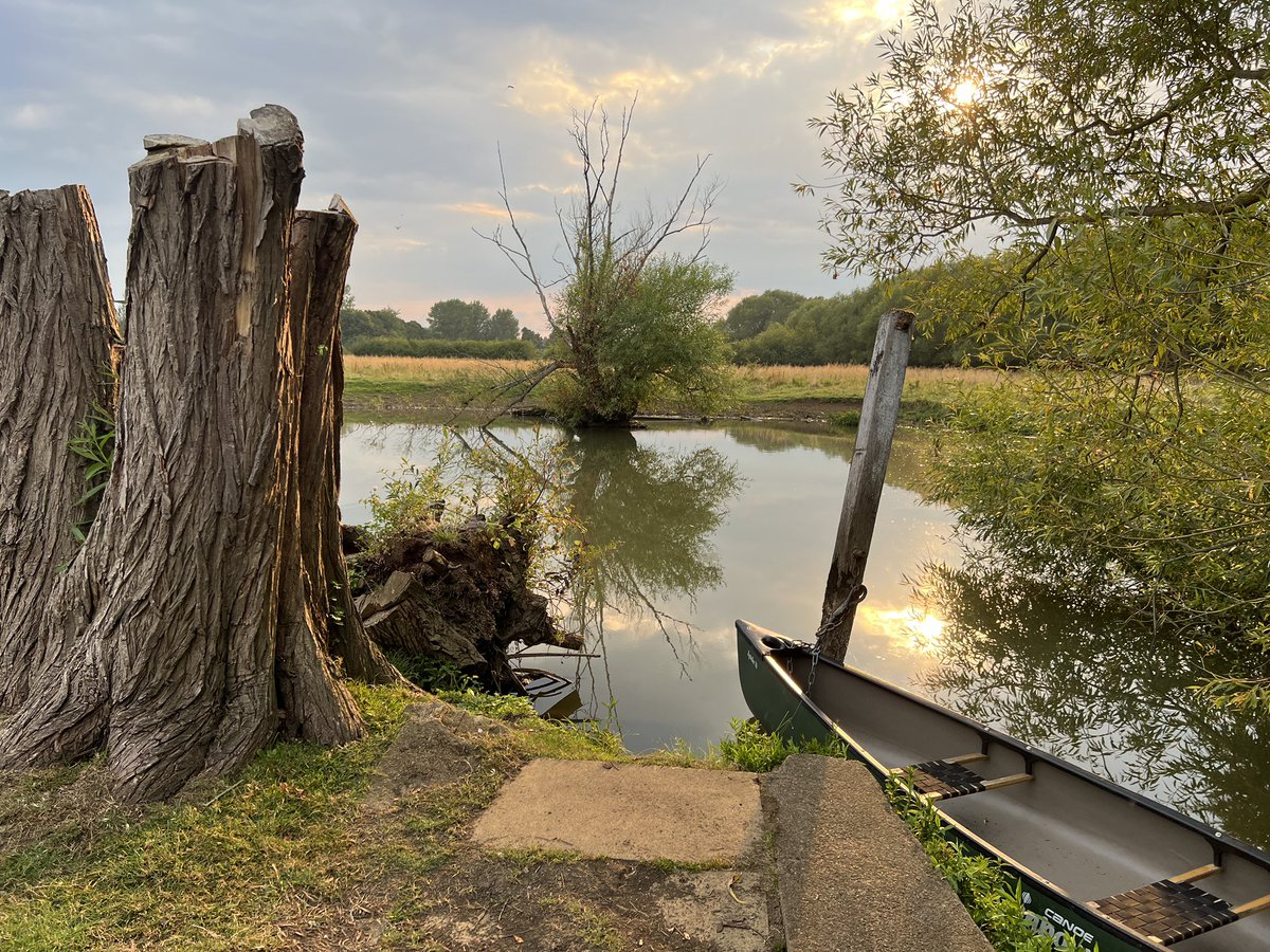theabingdontaxi's tweet photo. Wednesday night at The Village Pub: the old wooden post embedded in the River Cherwell, which used to hold the wire on which you pulled yourself across has succumbed.
You can see an historical photo of Victor and his dog operating the #Marston ferry here https://t.co/f1ACepNPIc https://t.co/jMfGGwX0hd