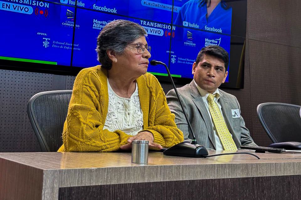 Ayer radicamos el #ProyectoDeLey 169 de 2025 - Cámara, con el que buscamos expedir un nuevo Código Deontológico de la profesión de #enfermería, derogar la Ley 911 de 2004 y dignificar la labor de quienes cuidan la #vida en #Colombia. 🩺

Gracias al Tribunal Nacional Ético de