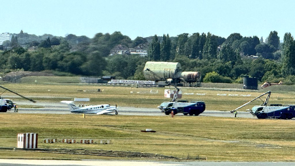 ivancp25's tweet photo. #AccidenteAéreo de un #Beechcraft #Be200 Súper #KingAir (G-NIAA), de #WoodgateAviation, en el Aeropuerto Internacional de #Birmingham (BHX/EGBB), #UK 🇬🇧. Sufrió la rotura del tren de aterrizaje principal derecho al tomar en la pista 33 de BHX. Solamente 1 herido leve. 06-08-25 https://t.co/oPi6Pckx3k