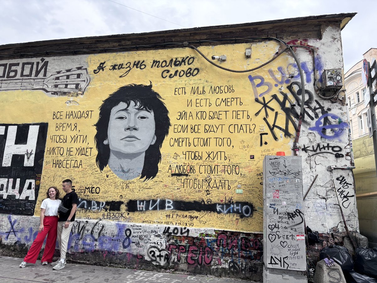 Moskova, Eski Arbat Caddesi’nin ara sokağında yer alan Viktor Tsoi Duvarı… 

#Moskova #EskiArbatCaddesi #Rusya