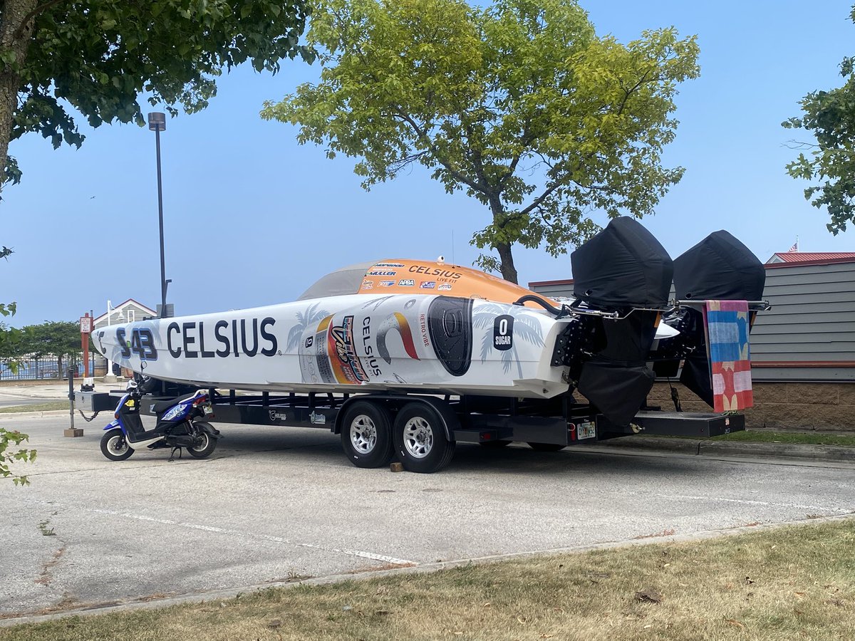 kroschro's tweet photo. Is this a @CelsiusOfficial or @highnoonsunsips ? 🚤 https://t.co/VBs4NqstVw