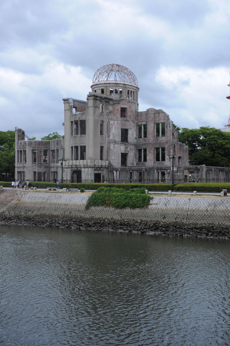 Il y a 80 ans Hiroshima était détruite par la bombe atomique.
Hiroshima fait partie de ces visites qui laissent une trace indélébile : toucher du doigt l’anéantissement ; percevoir la terreur des survivants qui ne comprenaient rien...