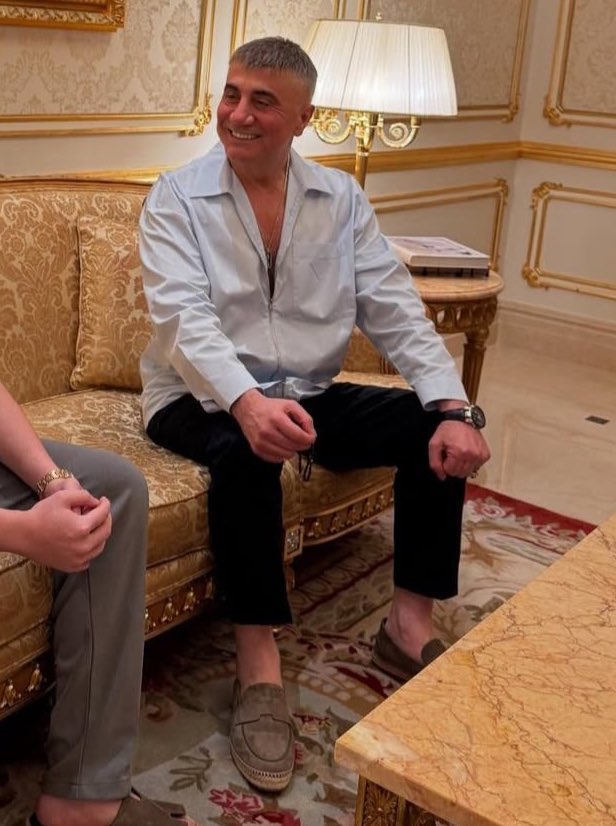 Uluslararası suikast gruplarıyla oturup pazarlık yaptınız, yıkamadınız.

Şimdi de ailesiyle sakin bir hayat süren Sayın REİS SEDAT PEKER’e, eski tezgâhlarla kumpas kurmaya kalkıyorsunuz.

Boşuna uğraşmayın. Bu numaralar tutmaz! 

Çünkü hüküm, sizin değil; Yüce ALLAH’ındır.