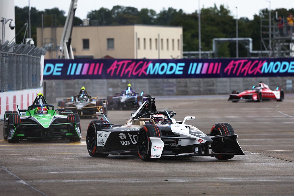 On his way to pole position in London, <a href="/mitchevans_/">Mitch Evans</a> became the first driver to have won 40 Duels in #FormulaE.