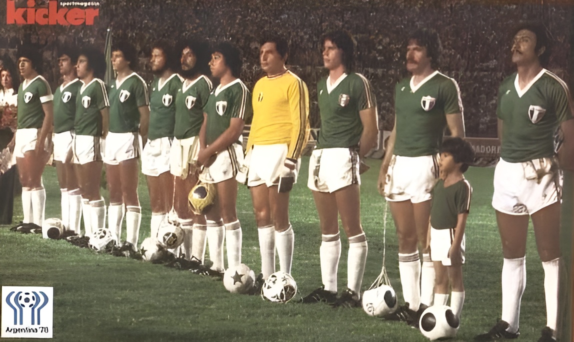 Uniformes Selección Mexicana (@uniformesselec1) on Twitter photo Eliminatorias a Argentina 1978.
15 Octubre 1977.
Estadio Universitario.
México 3 - 1 Canadá.
Ayala, Nájera, Hugo , Solís, Antonio de la Torre, Cuéllar, Raúl Isordia, Francisco Castrejón, Alfredo Tena, Alfredo Jiménez, Javier Guzmán.
Muchas gracias a <a href="/cerf91/">Carlos Cerf</a> por la foto. Eliminatorias a Argentina 1978.
15 Octubre 1977.
Estadio Universitario.
México 3 - 1 Canadá.
Ayala, Nájera, Hugo , Solís, Antonio de la Torre, Cuéllar, Raúl Isordia, Francisco Castrejón, Alfredo Tena, Alfredo Jiménez, Javier Guzmán.
Muchas gracias a <a href="/cerf91/">Carlos Cerf</a> por la foto.