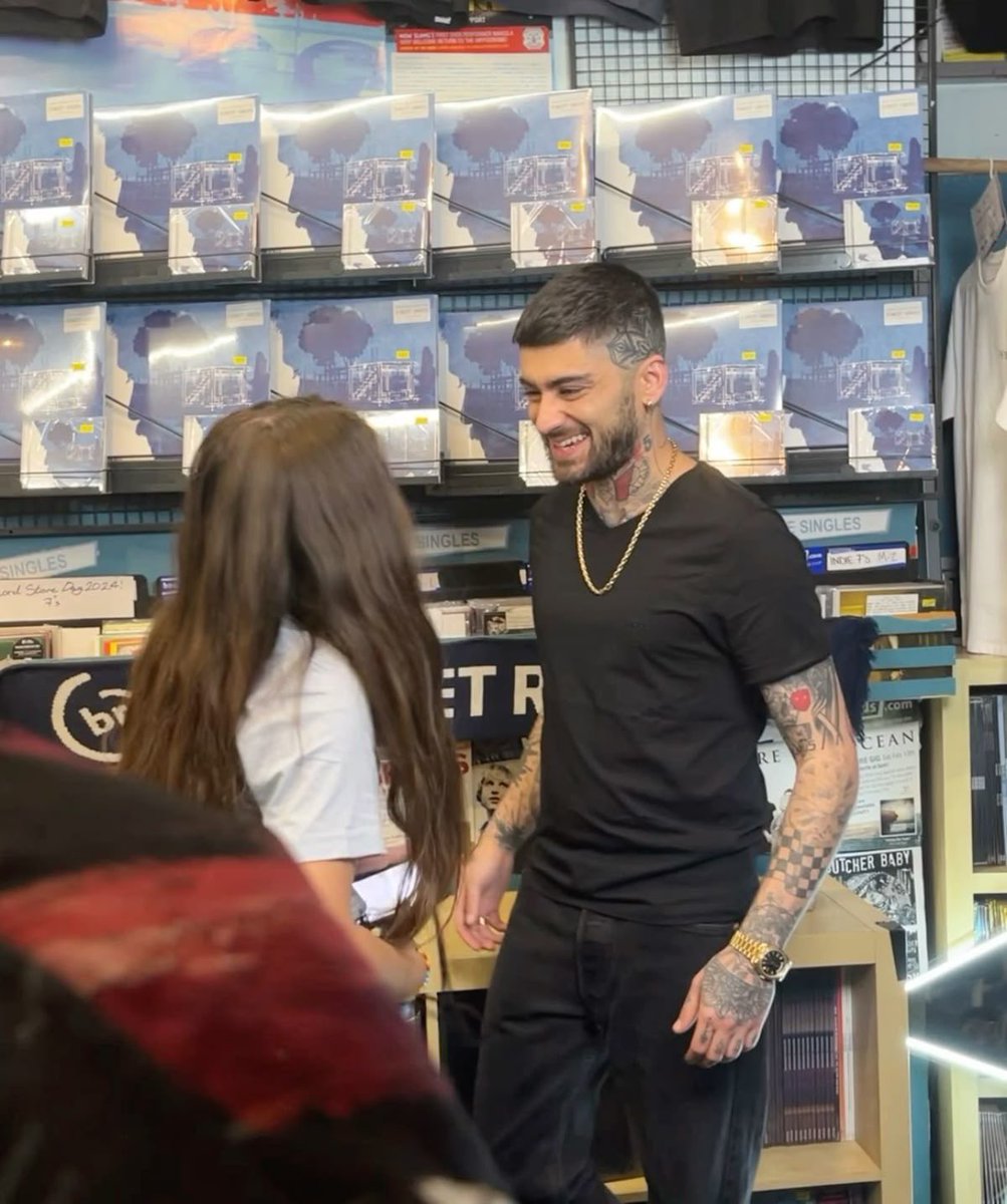 coymalik's tweet photo. forever obsessed with how happy zayn always looks meeting fans 🥹 https://t.co/EVDI74WKJd