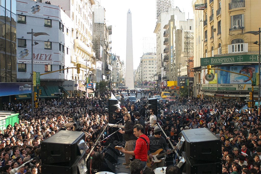 Noti_Ayer's tweet photo. Un 7 de Agosto pero del año 2007 en motivo de la presentación de "Civilización", Los Piojos organizaron un Ritual sorpresa para todo su público. Subidos a un camión, salieron a recorrer la calle corrientes tocando las canciones de su nuevo álbum ante una multitud

¿Estuviste ahí? https://t.co/R524YYSlHn