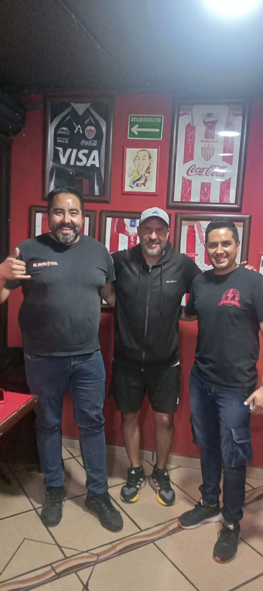 elrayopibil's tweet photo. Visita de lujo en el partido 🆚 Inter de Miami.

Siempre es un placer recibir a una  #leyendanecaxista como @chavita_cabrera6.

Gracias por su preferencia!!!

 #lamejorcochinitapibil #cdmx #cochinitapibil #mimexico #sabor #cocinayucateca #consumelocal #rico #foodporn #Necaxa https://t.co/68Fg6DM3mZ