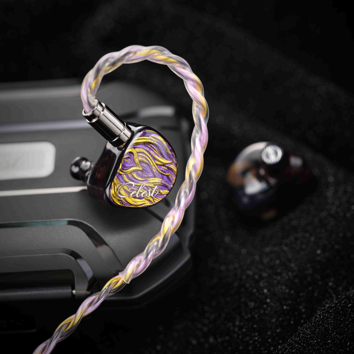 celestaudioLSR's tweet image. ［Celest Yakshaレビュー】
2DD+Knowles製BA+平面磁界ドライバー搭載のトライブリッドIEM。
神話の守護者に着想を得たデザイン。深く沈み込む低域、自然な中域、滑らかで繊細な高域が魅力。
Harmanターゲットをベースに、速い過渡応答と没入感あるサウンドステージを実現。